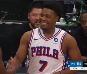 Kaiyun APP-队史绝对功臣！猛龙全场球迷为洛瑞送上掌声 后者在垃圾时间登场